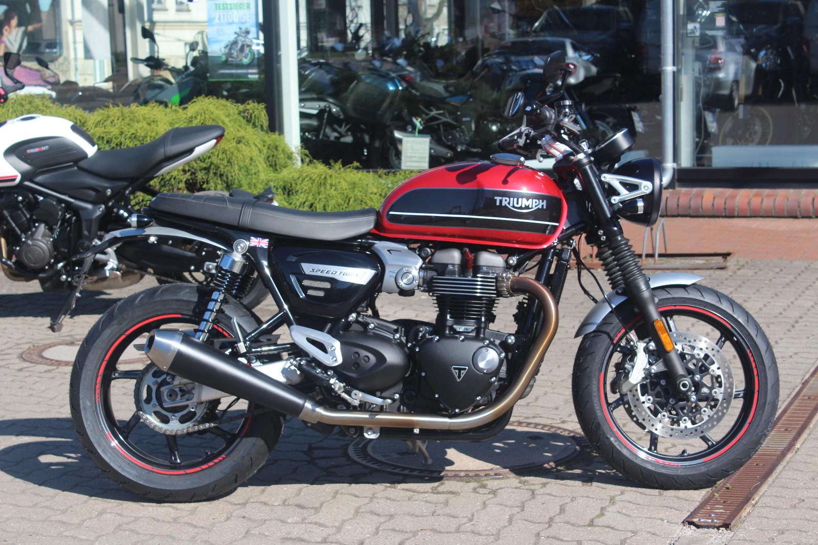 Triumph Speed Twin 1200 / Service + Reifen neu!