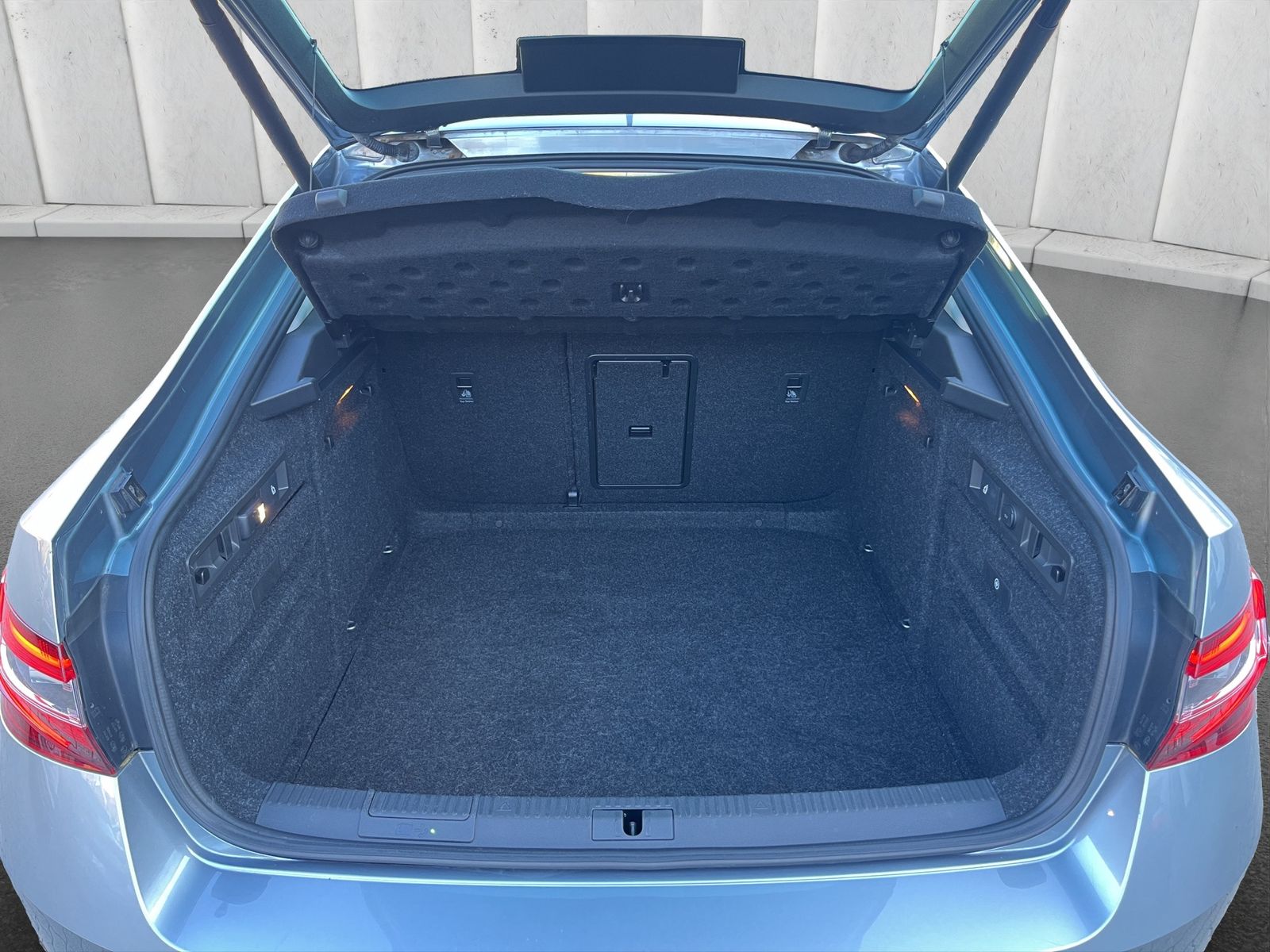 Fahrzeugabbildung SKODA Superb 2.0 TDI*DSG*SHZ*PDC*AHK*Navi*Leder*