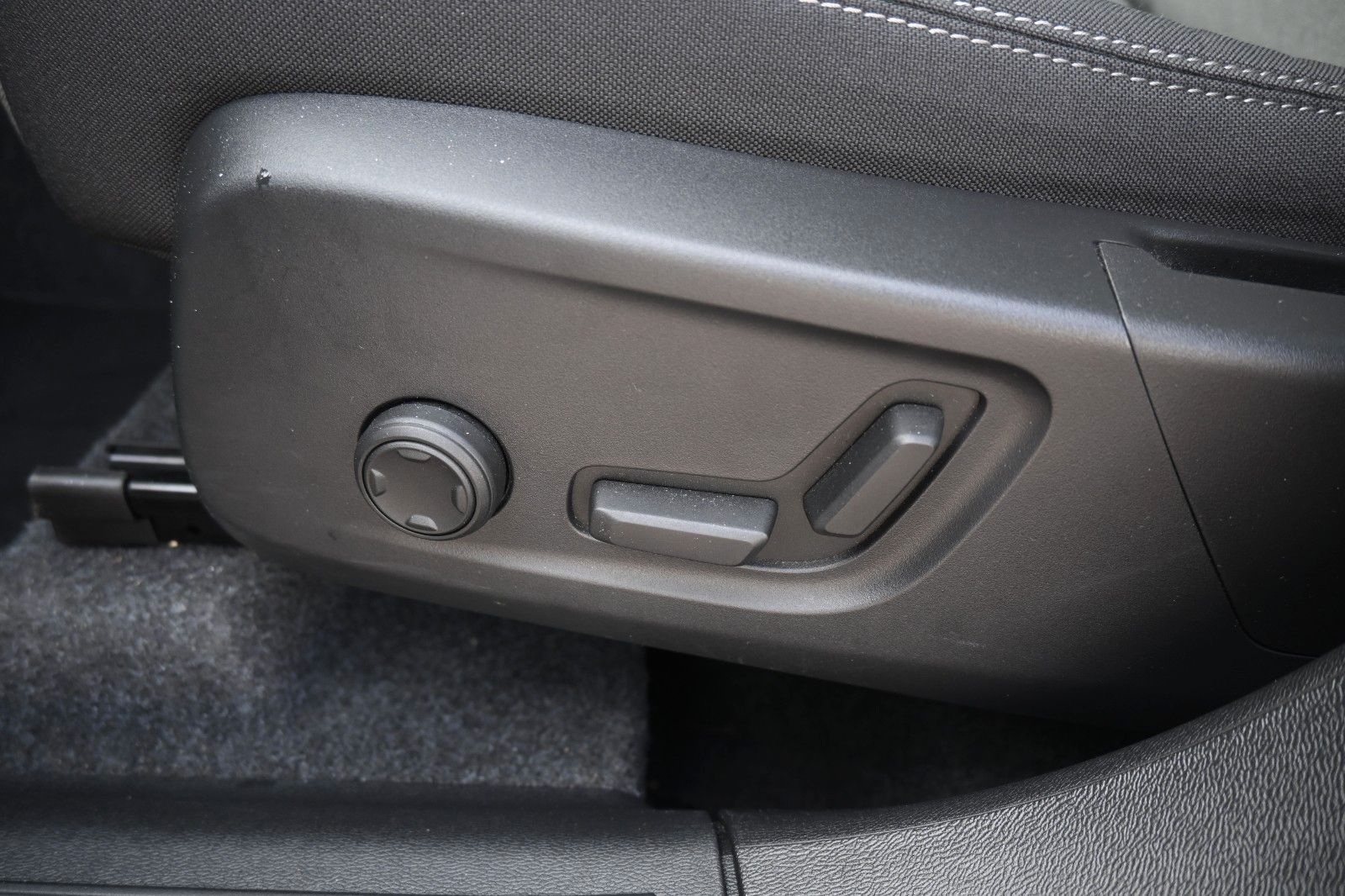 Fahrzeugabbildung Volvo XC40 B3 DKG Plus Black Edition*FSHZG*360*H&K*ACC