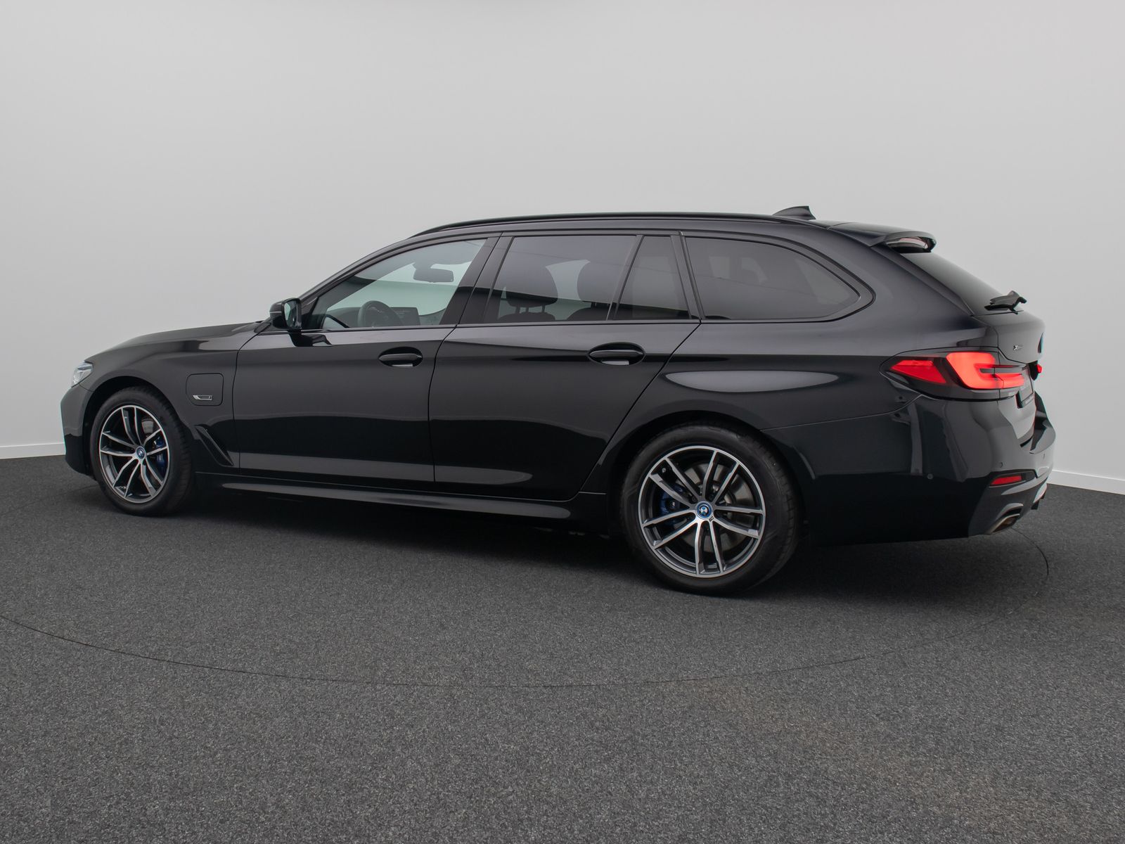 Fahrzeugabbildung BMW 530e xD M Sport DAB H/K HUD Panorama Laser AHK