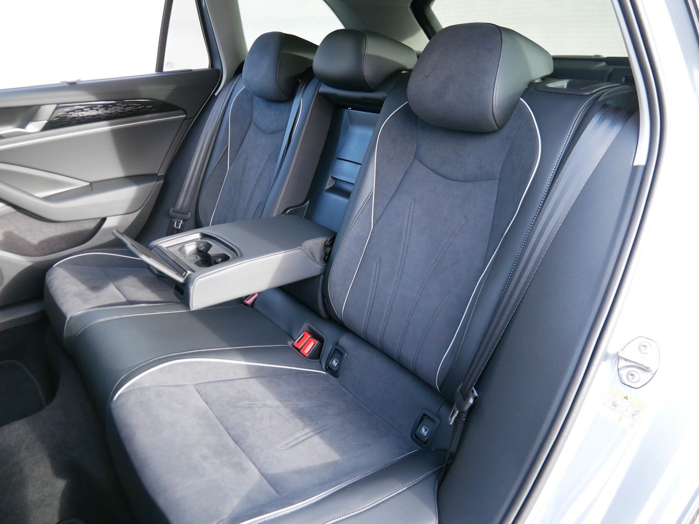 Fahrzeugabbildung Volkswagen Passat Variant 2.0 TDI Elegance NEU60T AHK Matri