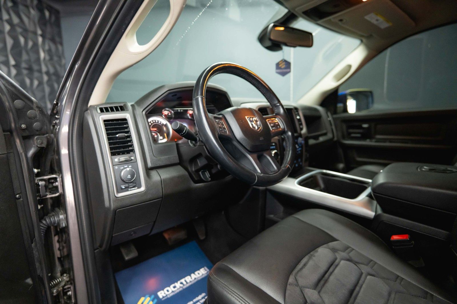 Fahrzeugabbildung Dodge RAM 5.7 V8 HEMI 4x4 OFFROAD Night-Paket *LED*