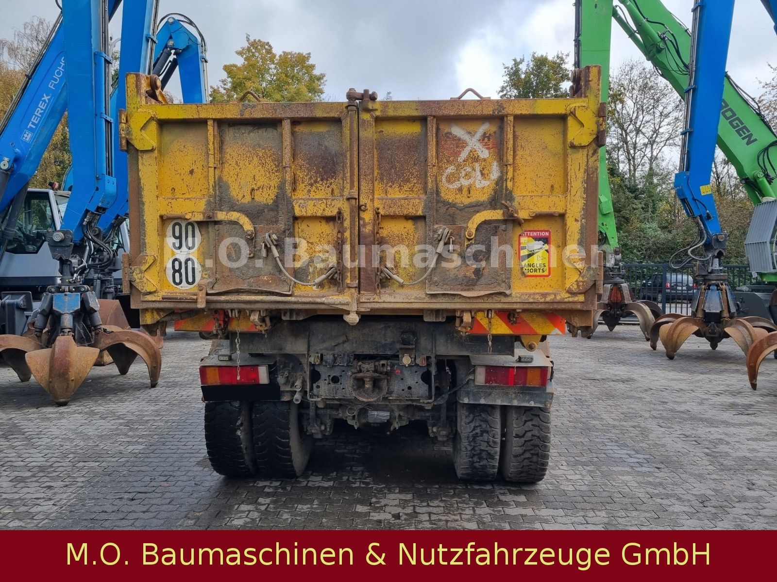 Fahrzeugabbildung Renault Kerax 370 / 8x4 / Bordmatik / Blattfederung/12m³