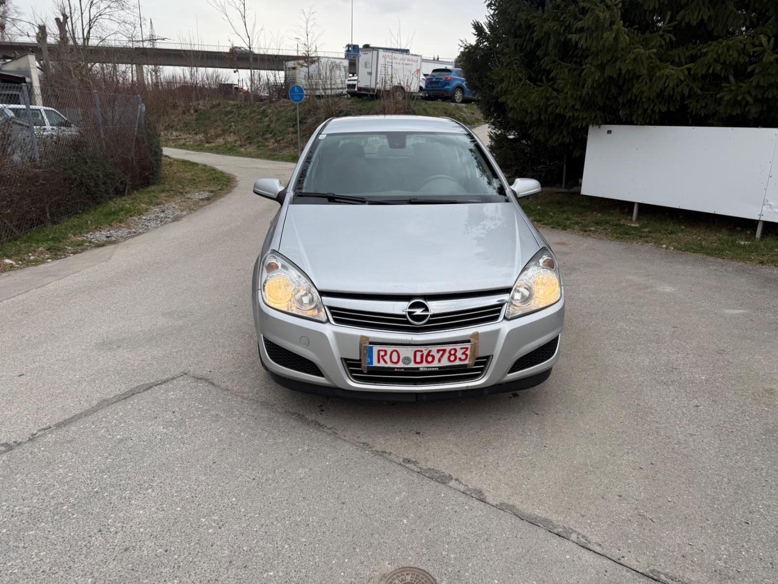 Opel Astra 2009 — rear view