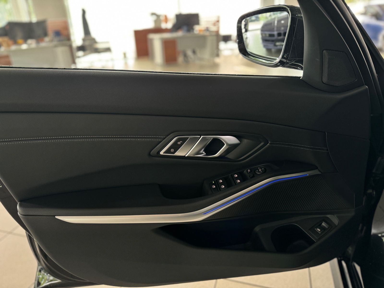 Fahrzeugabbildung BMW 330d xD Sport Line Panorama Kamera HUD DAB HiFi