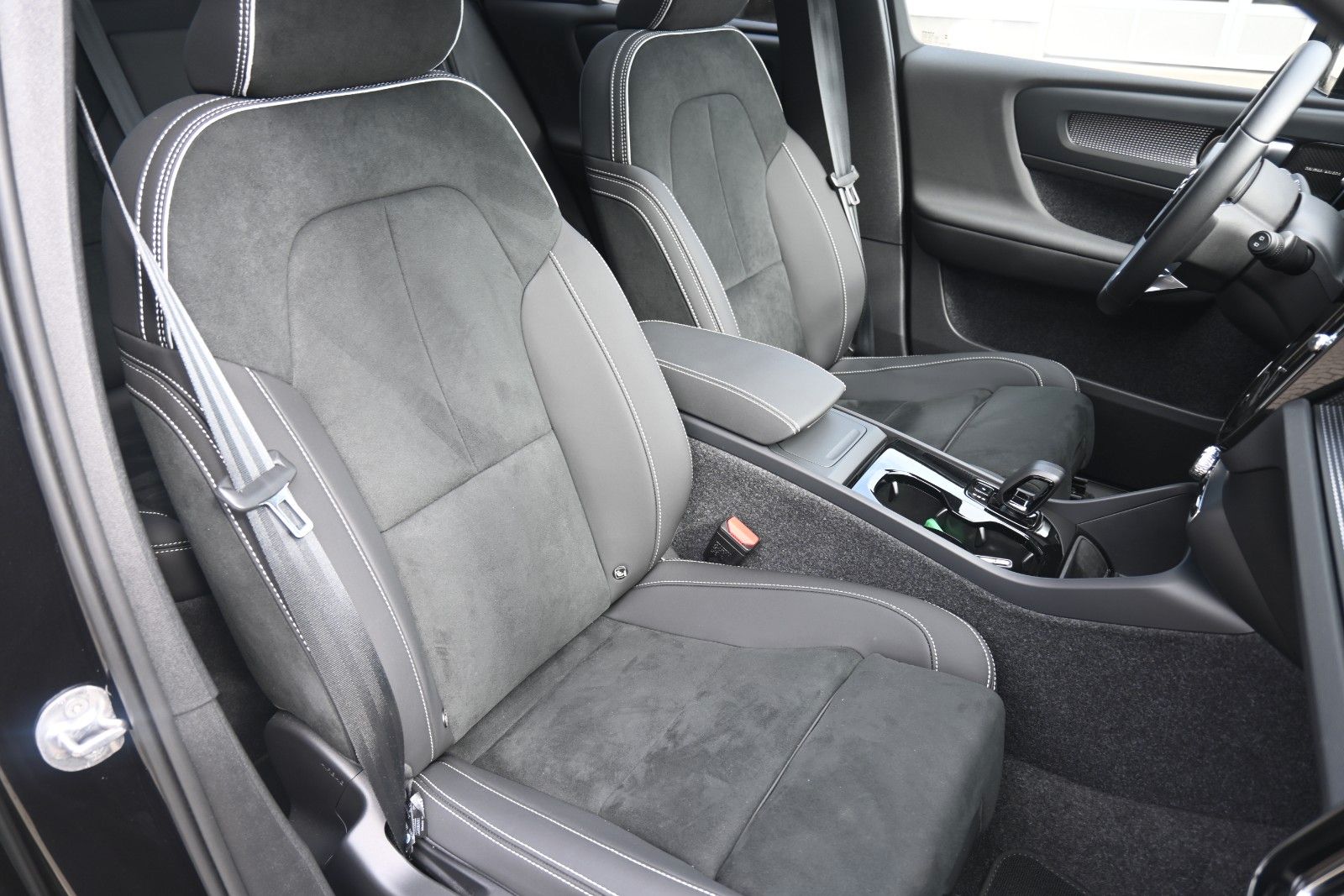 Fahrzeugabbildung Volvo EX40 Ultra Black Edt Single Motor Extended Range