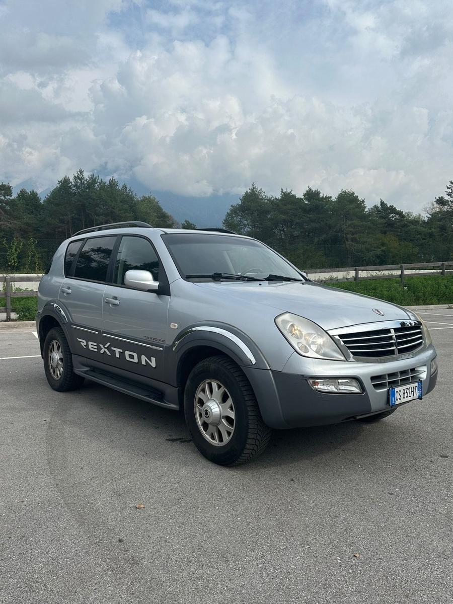 SsangYong Rexton 2005 — interior
