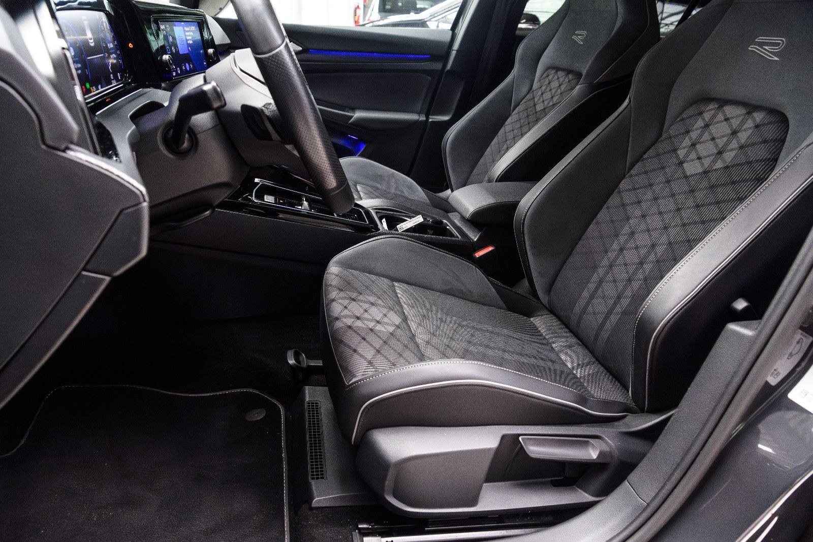 Fahrzeugabbildung Volkswagen Golf VIII R-Line 1.5 eTSI LED+APP+SHZ+18"