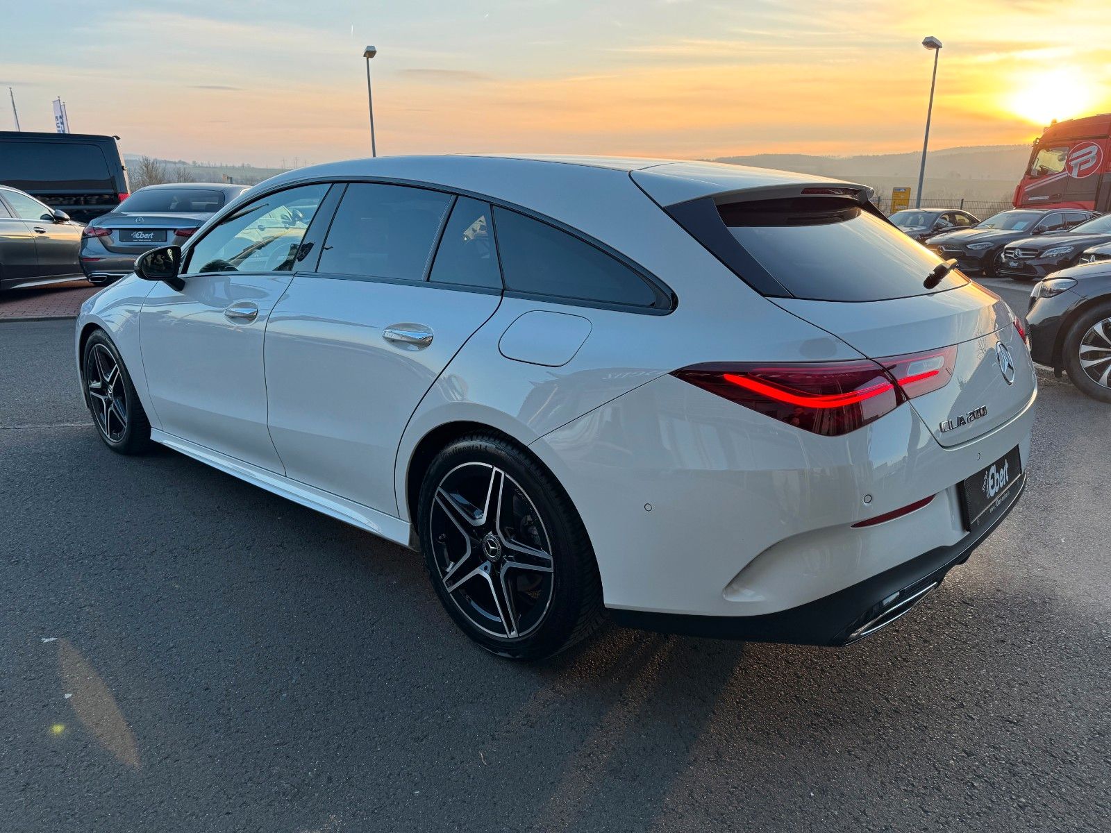 Fahrzeugabbildung Mercedes-Benz CLA 200 SB+AMG+Pano+Distr+Ambiente+Night+RFK