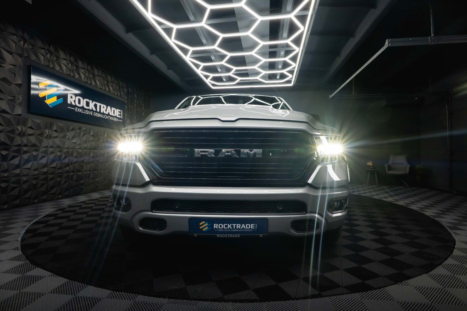 Fahrzeugabbildung Dodge RAM 5.7 V8 HEMI 4x4 OFFROAD Night-Paket *LED*19%