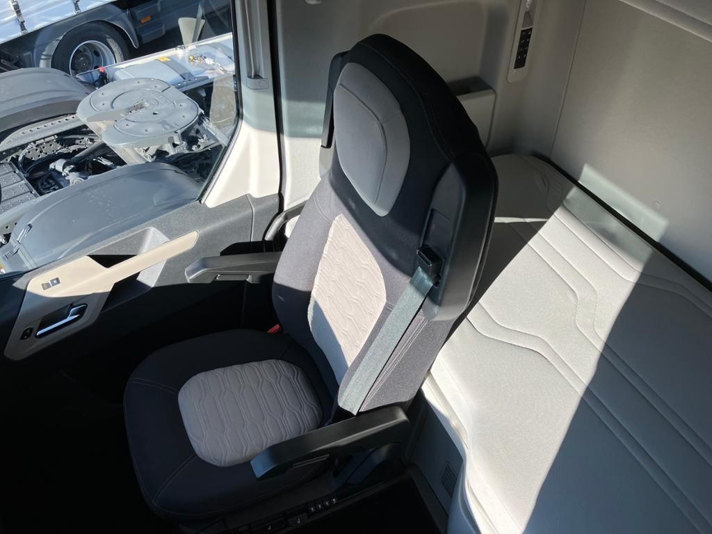 Fahrzeugabbildung Ford F-MAX LL LUX LED, Intarder, 980mm Aufsattelhöhe