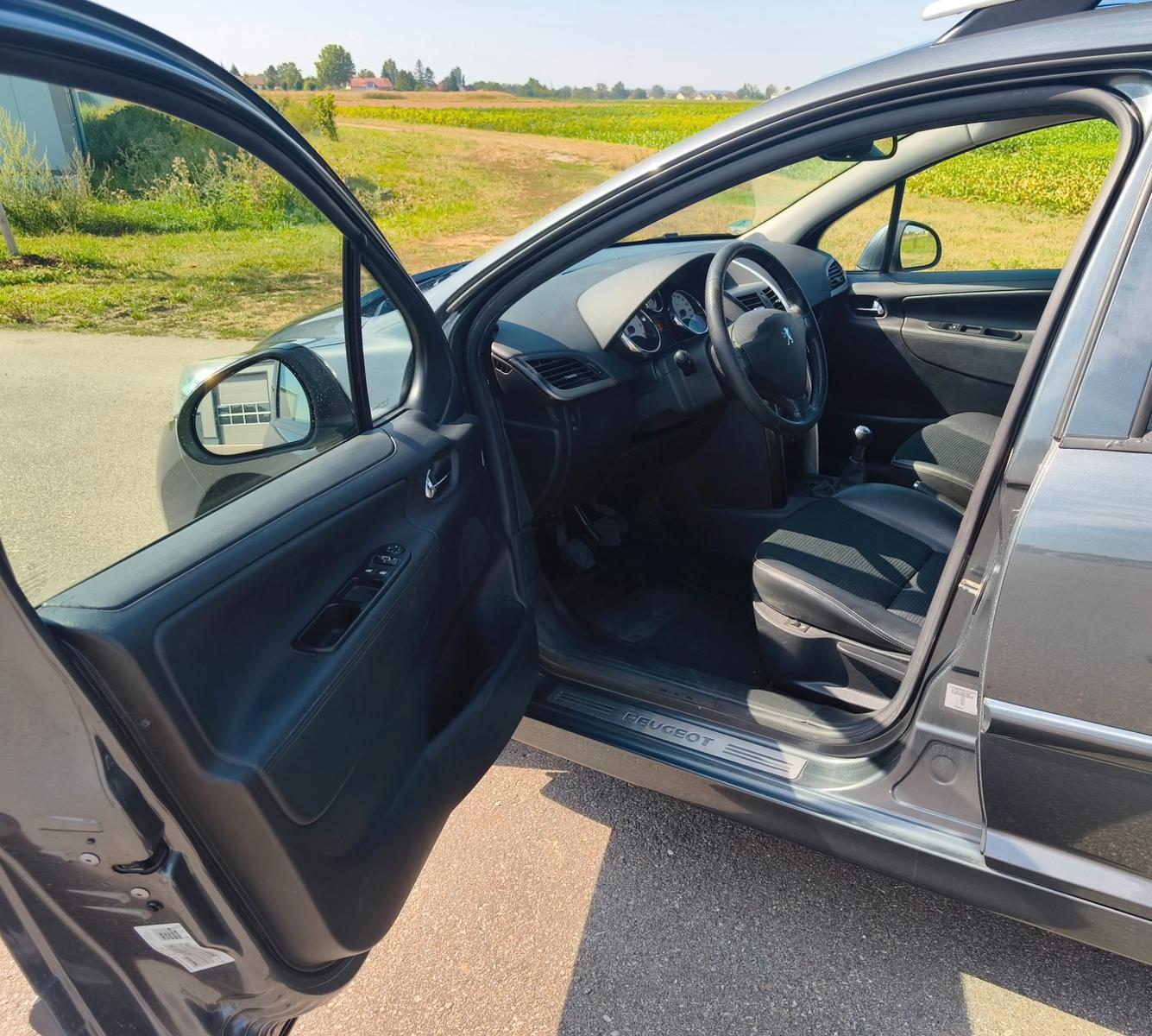 Peugeot 207 2012 — photo 5