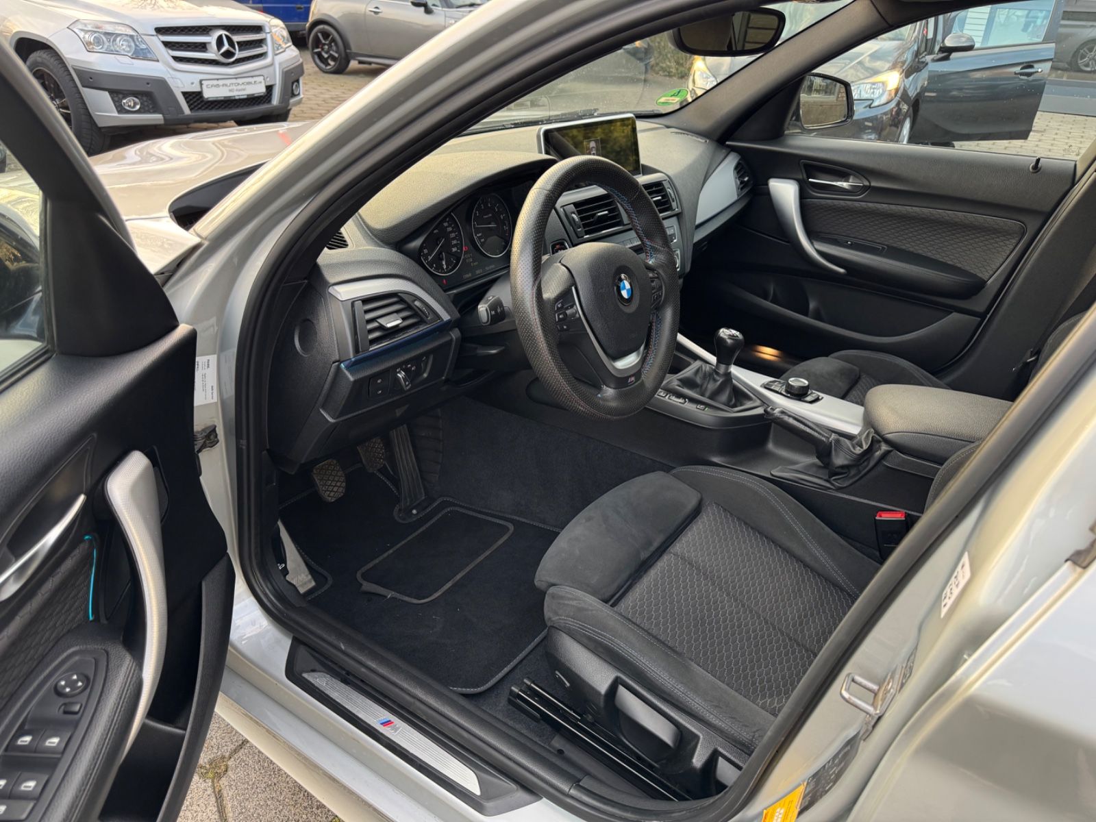 Fahrzeugabbildung BMW 118 i* M Paket*LED*Bi-xenon*Alcantara*8Fach