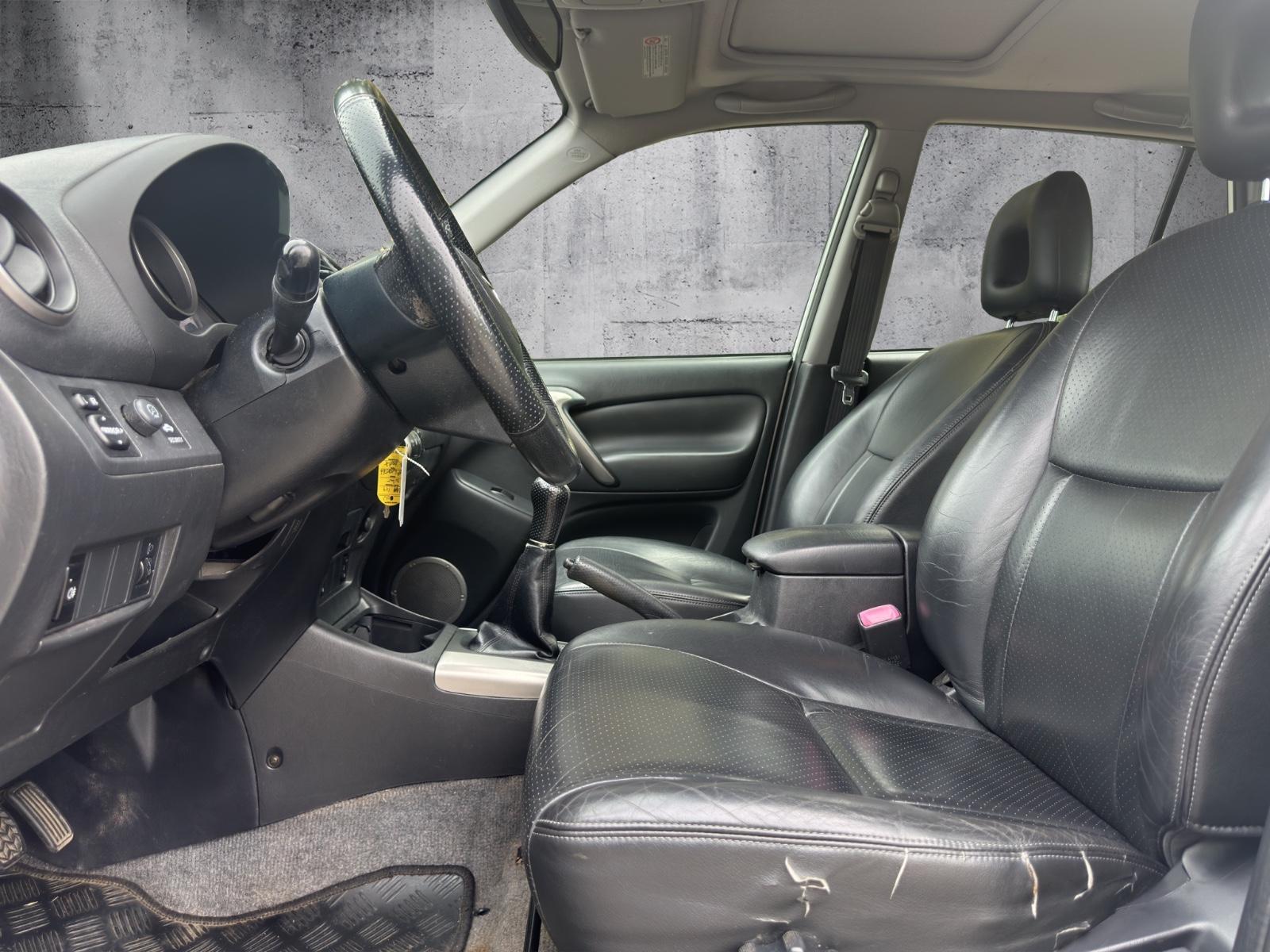 Toyota RAV4 2.0 VVT-i 150 ch 4x4 Executive • Cuir • Toit ouvrant • GPS • Clim auto • Sièges chauffants