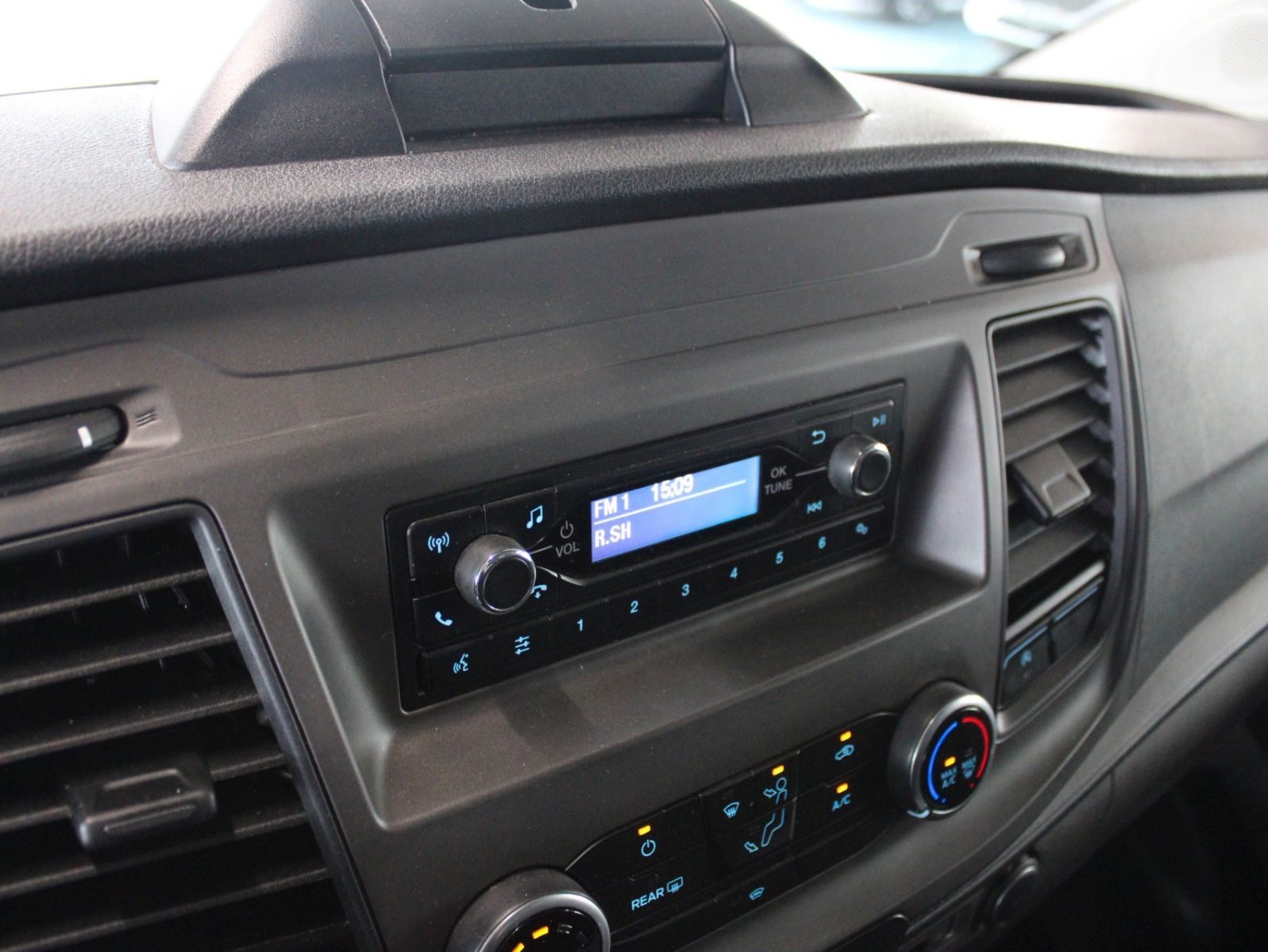 Fahrzeugabbildung Ford Transit Custom TREND L1 Kasten AHK Regale KLIMA