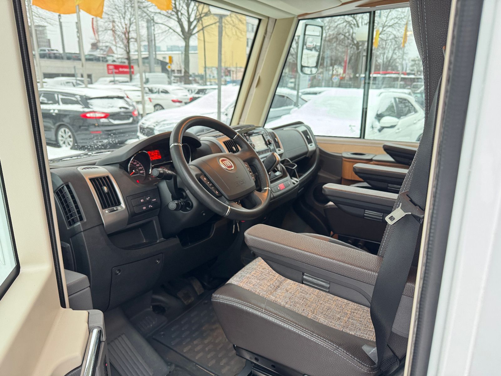 Fahrzeugabbildung Knaus VAN 650 I MEG AUTOMATIK LÄNGSBETT HUBBETT 1.HAND