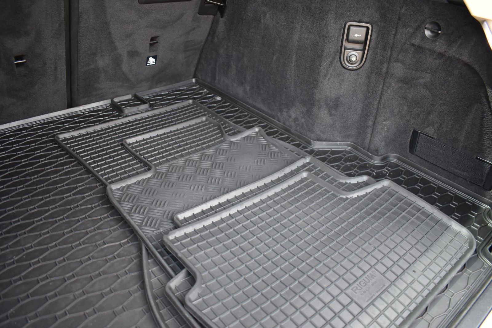 Fahrzeugabbildung BMW BMW 520d Touring Head Up/Anhänger/Driving Assist
