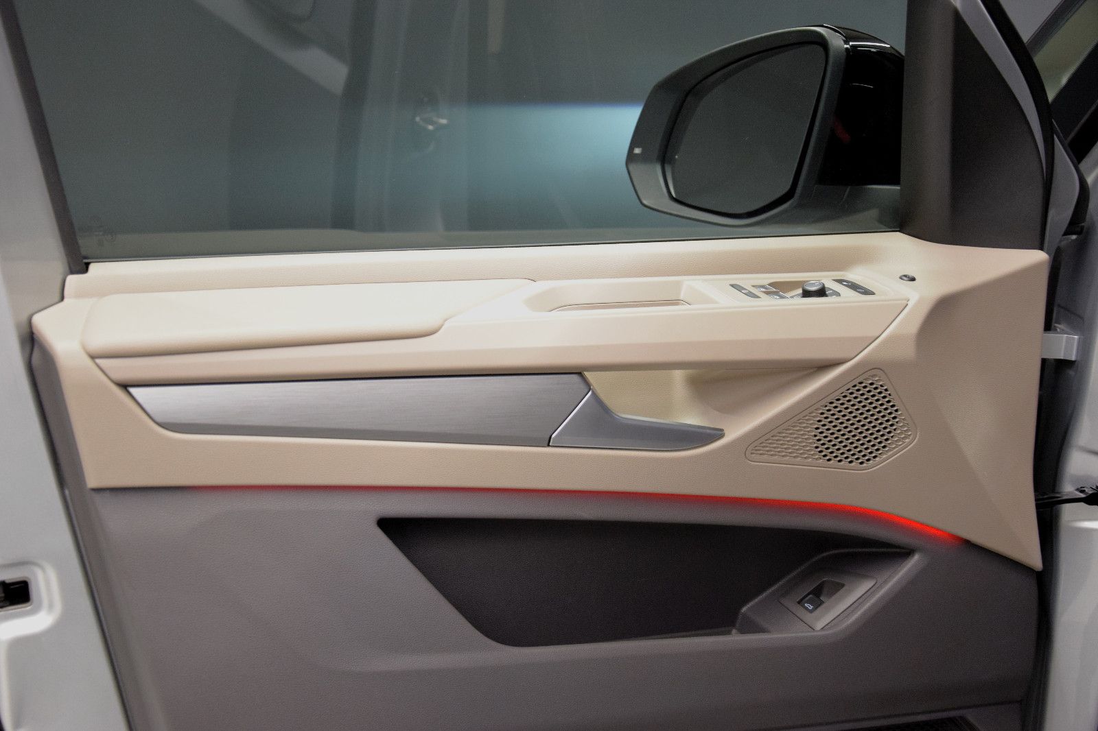 Fahrzeugabbildung Volkswagen T7 Multivan Edition vis-a-vis Standhzg Pano ACC