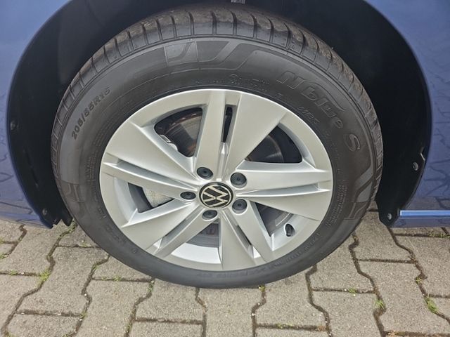 Fahrzeugabbildung Volkswagen Golf VIII 1.5 TSI LIFE NAVI SHZ LED KLIMA KEYLES