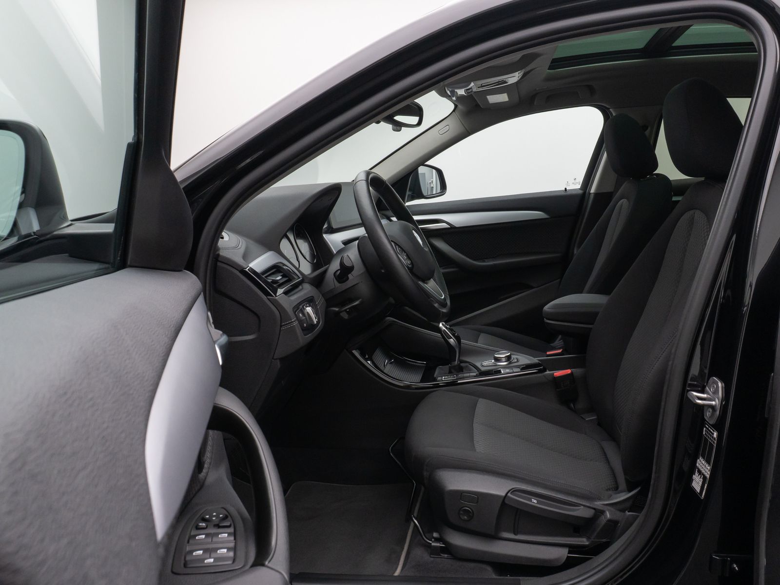 Fahrzeugabbildung BMW X2 sD20d Panorama NaviPlus HUD DAB HiFi Alarm