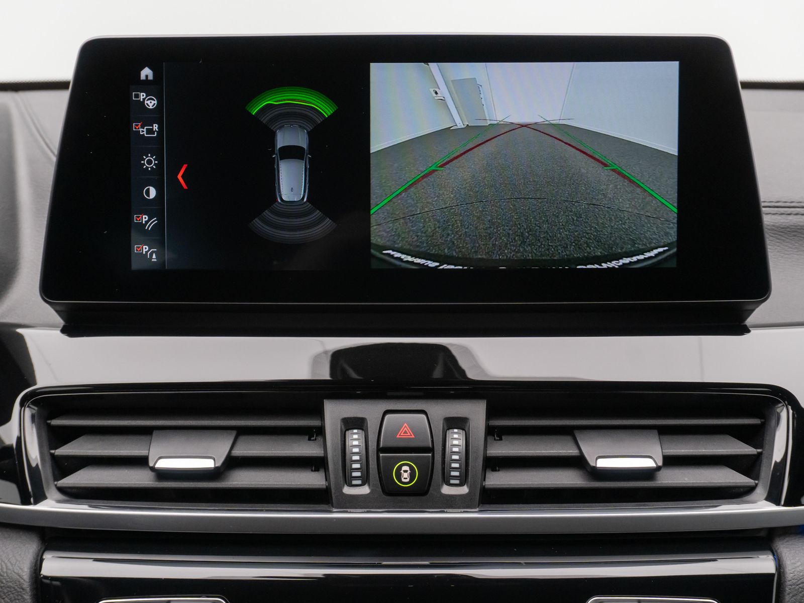Fahrzeugabbildung BMW X2 sD18i Alarm HUD DAB Kamera HiFi Sportsitz 19"