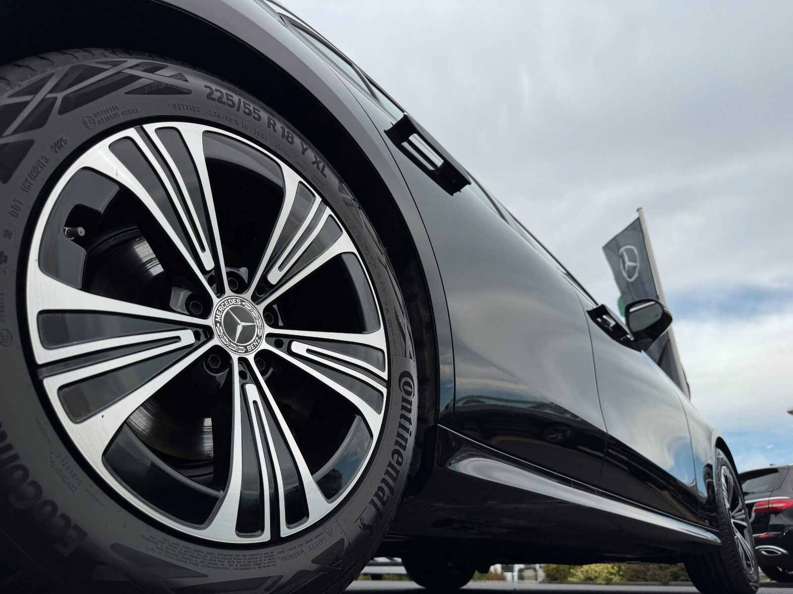 Fahrzeugabbildung Mercedes-Benz E 220 d Avantgarde R-Kamera+Pano+Distr+TotW+ - mit KI generiert/bearbeitet