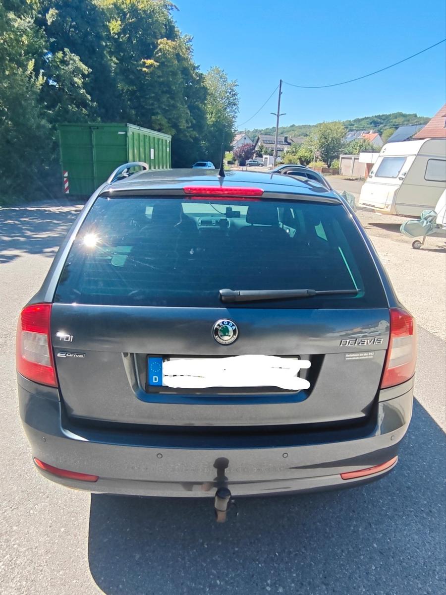 Skoda Octavia 2011 — rear view