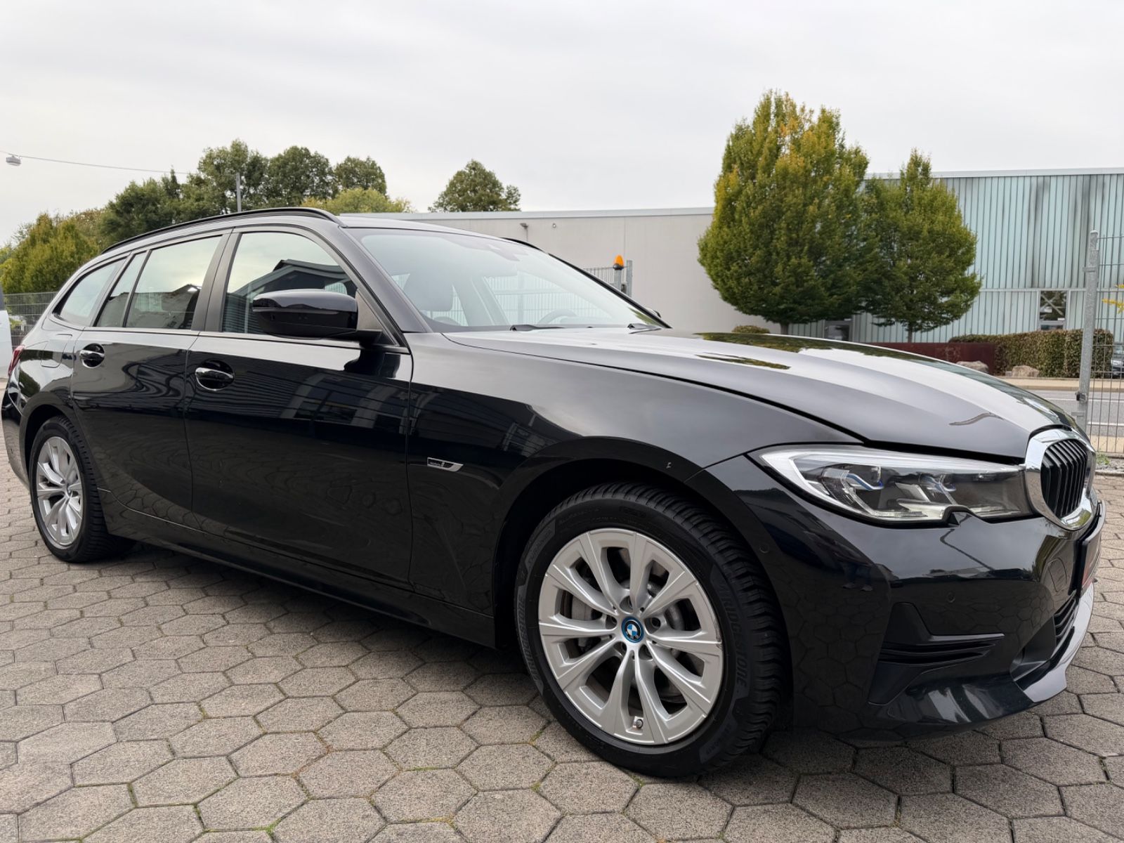 BMW 330e Touring Sportsitze*HuD*Leder*HIFI*Laserl imagem 2