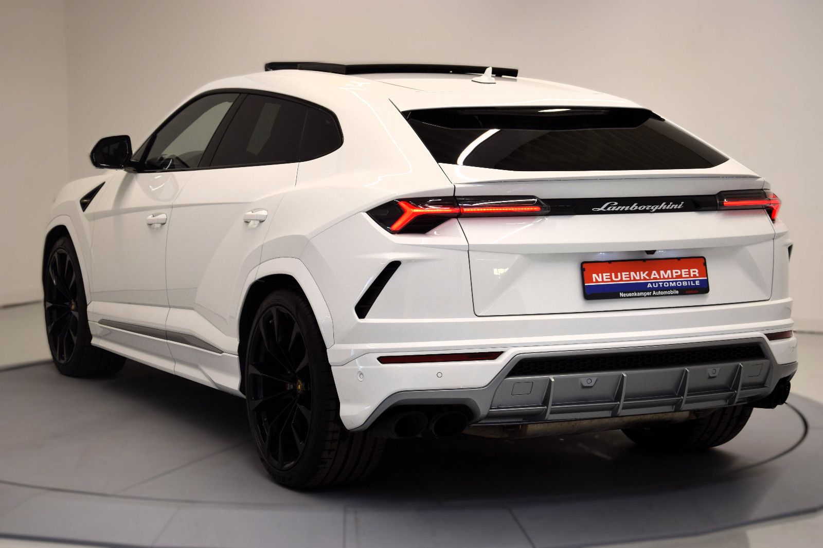 Fahrzeugabbildung Lamborghini Urus Panorama ACC Sitzlüftung HuD rotes Leder TV