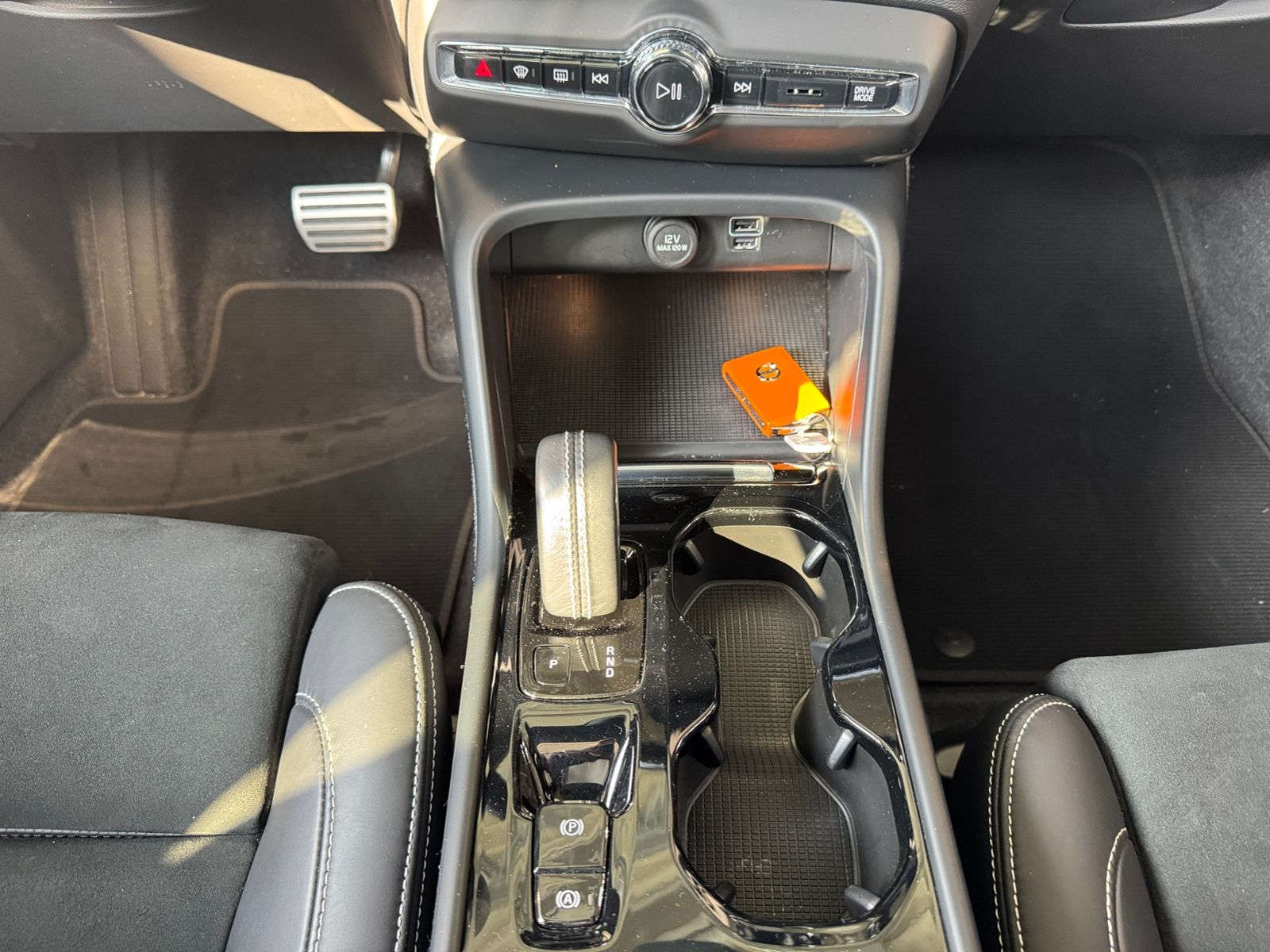 Fahrzeugabbildung Volvo XC40 R Design 2WD PANO LED NAVI SHZ
