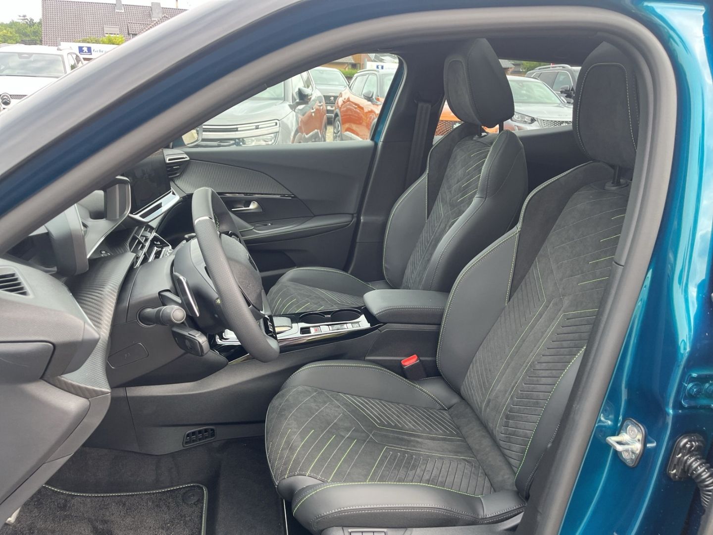 Fahrzeugabbildung Peugeot 2008 GT HYBRID 145 e-DSC6 El. Panodach Navi ACC
