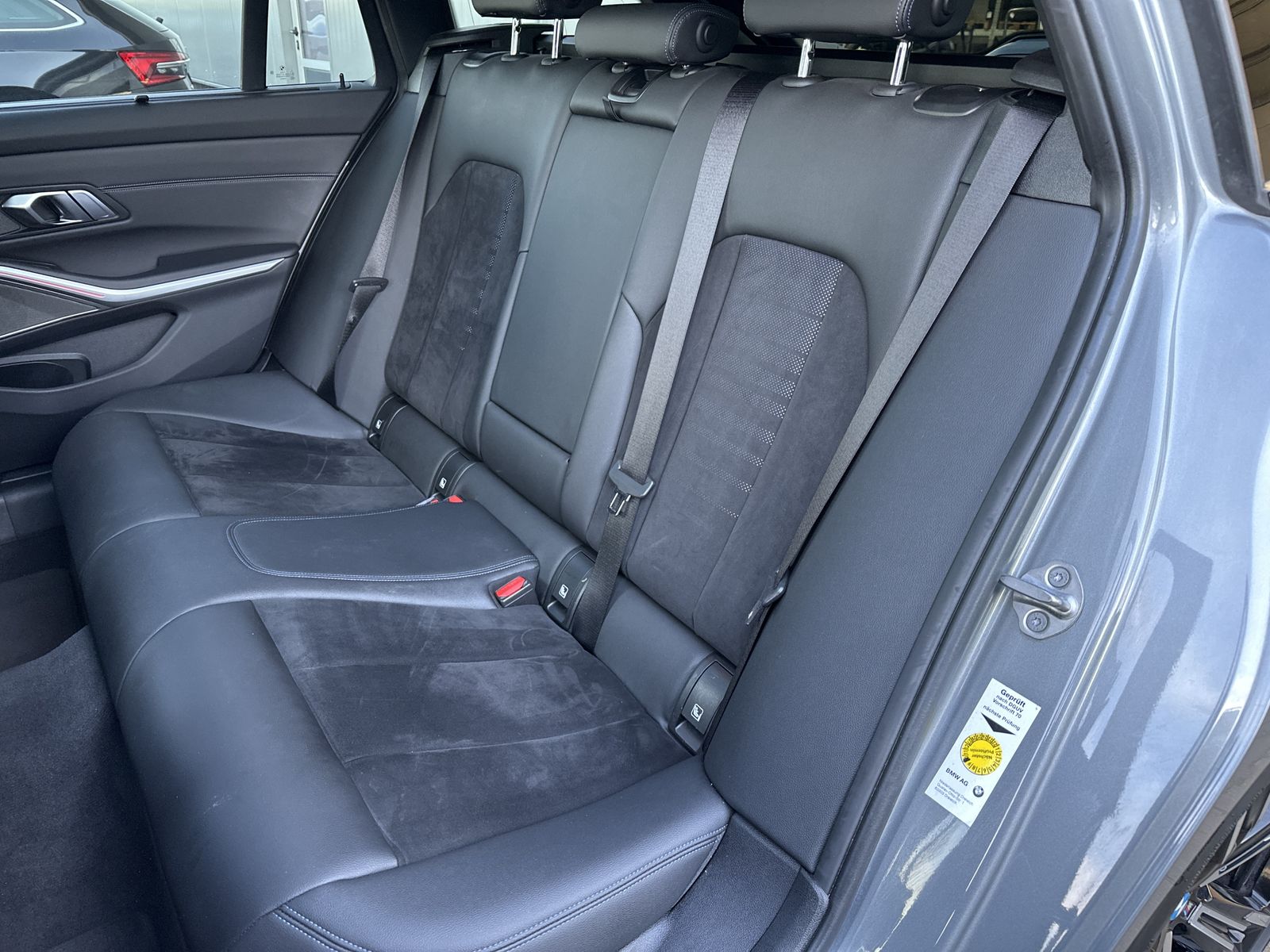 Fahrzeugabbildung BMW 320d Touring M-Sport NAV+LED+ACC+PANO+H&K+KAMERA