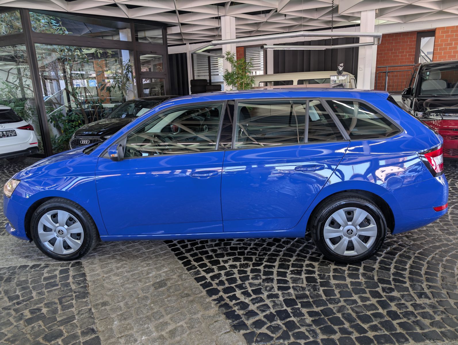 Fahrzeugabbildung SKODA Fabia Active 1.0 MPI SURROUND SCHECKHEFT KLIMA