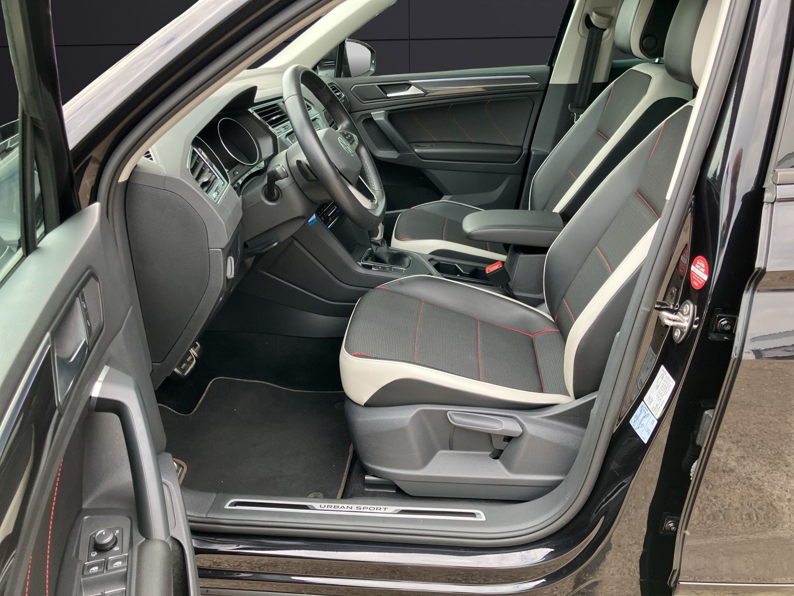 Fahrzeugabbildung Volkswagen Tiguan TDI Urban Sport DSG LED Navi ACC AHK PDC