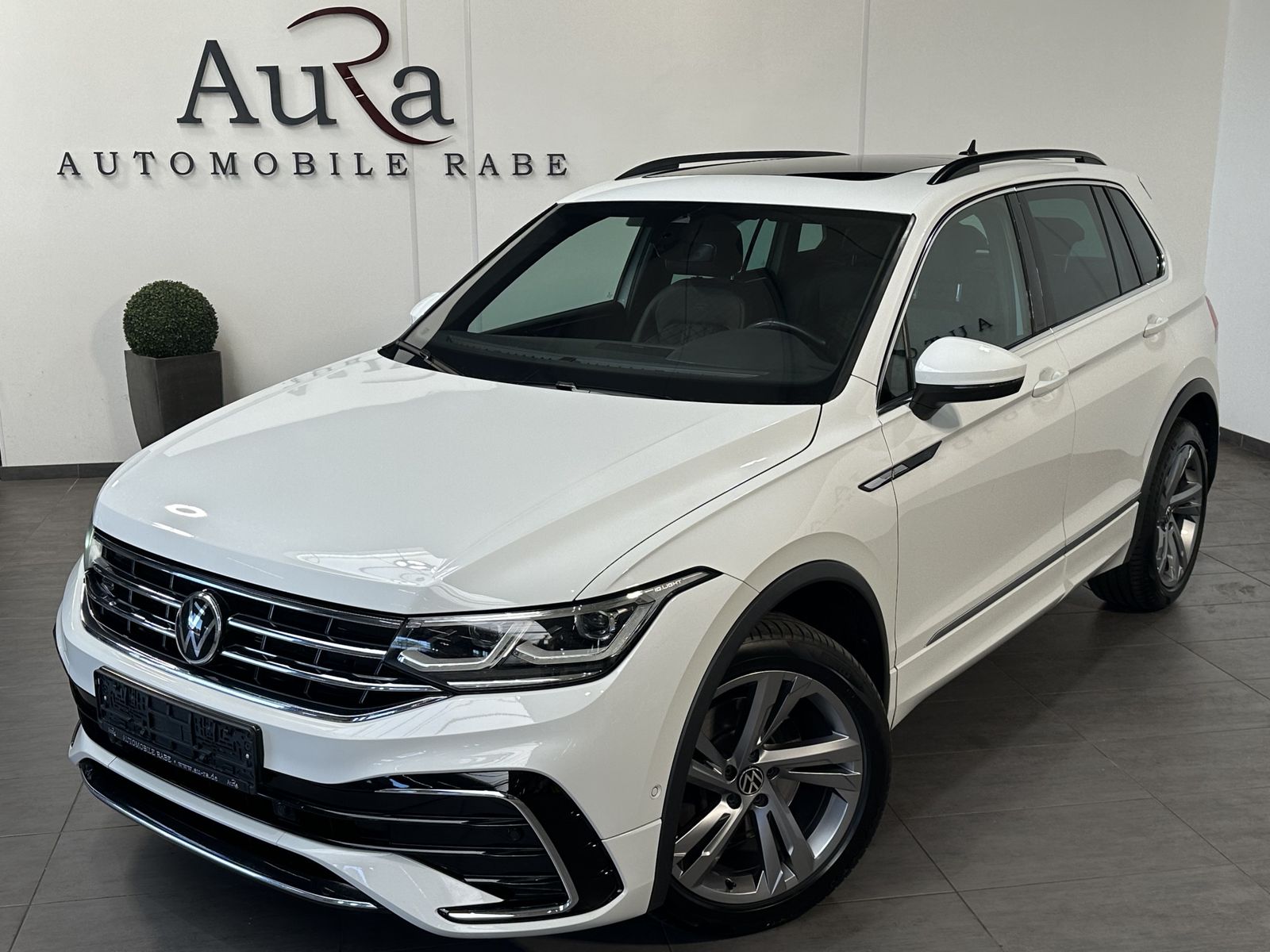 Fahrzeugabbildung Volkswagen Tiguan 2.0 TDI DSG 4M R-Line NAV+MATRIX+PANO+KAM