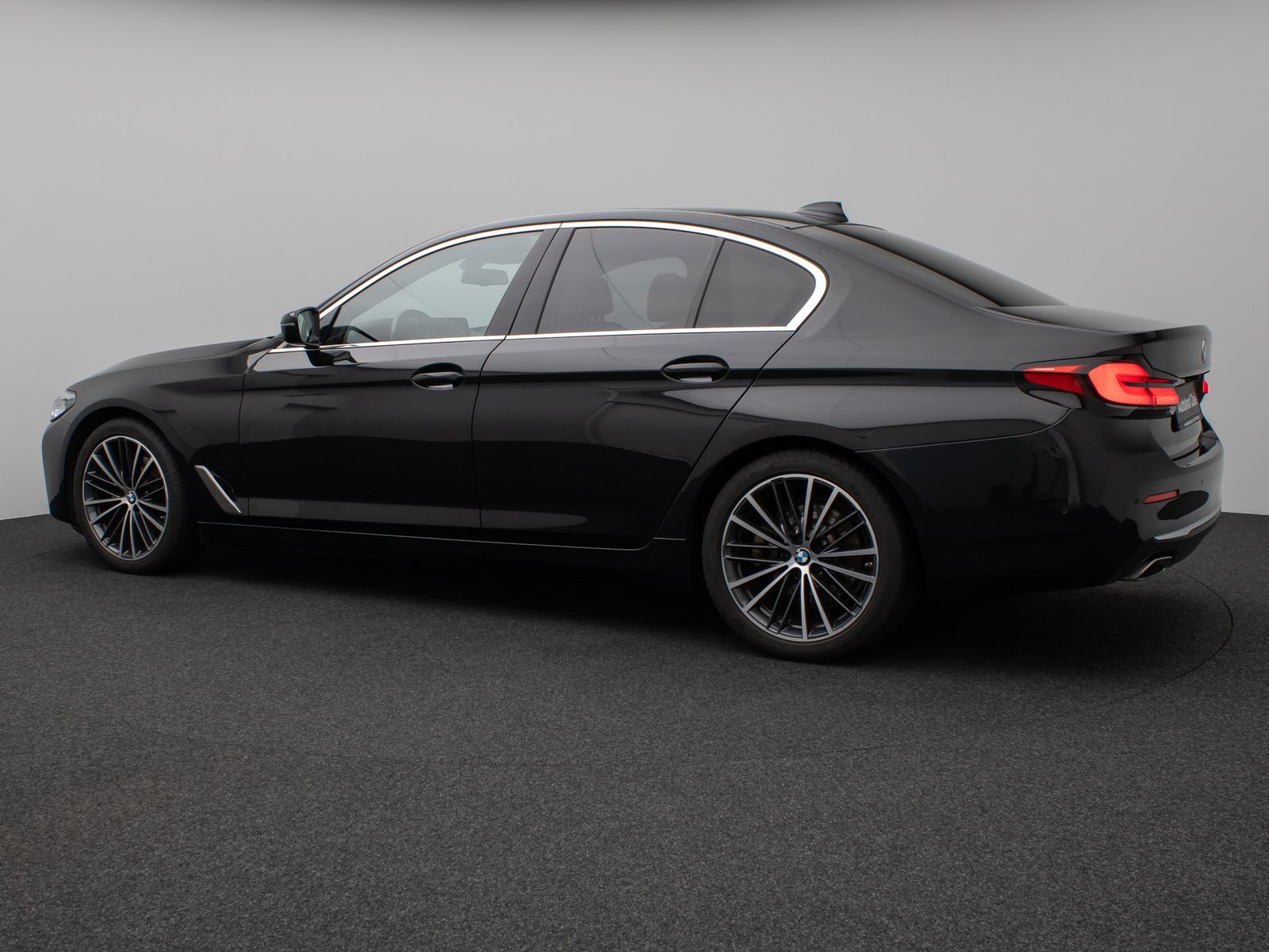 Fahrzeugabbildung BMW 520d Luxury Line Glasdach Kamera HUD DAB H/K 19"