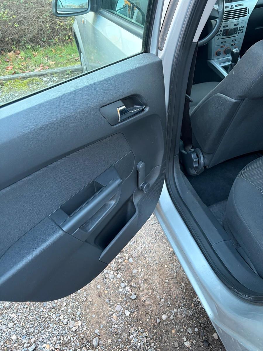 Opel Astra 2009 — photo 7