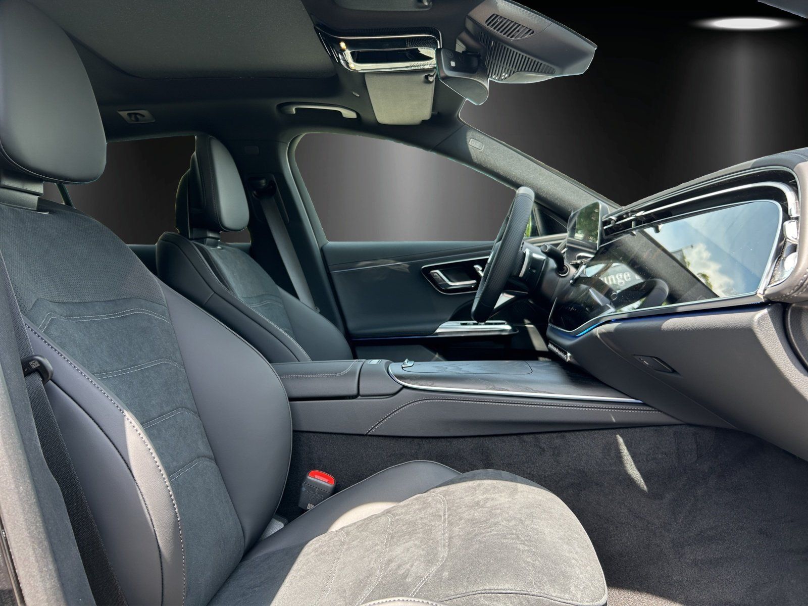 Fahrzeugabbildung Mercedes-Benz E 220 d T+AMG+PANO+SUPERSCR.+DISTR+AHK+Bel.Kühl.