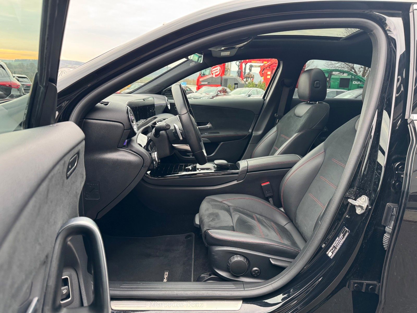 Fahrzeugabbildung Mercedes-Benz A 200 AMG 19"+Ambiente+R-Kamera+Pano+LED+MBUX