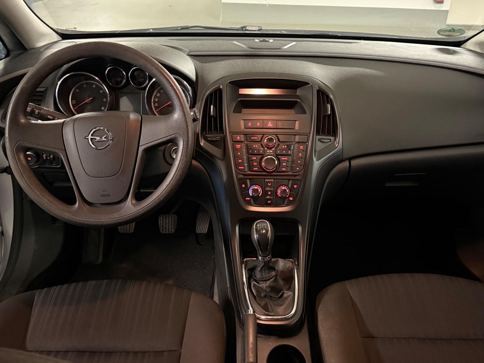 Opel Astra 2011 — photo 5