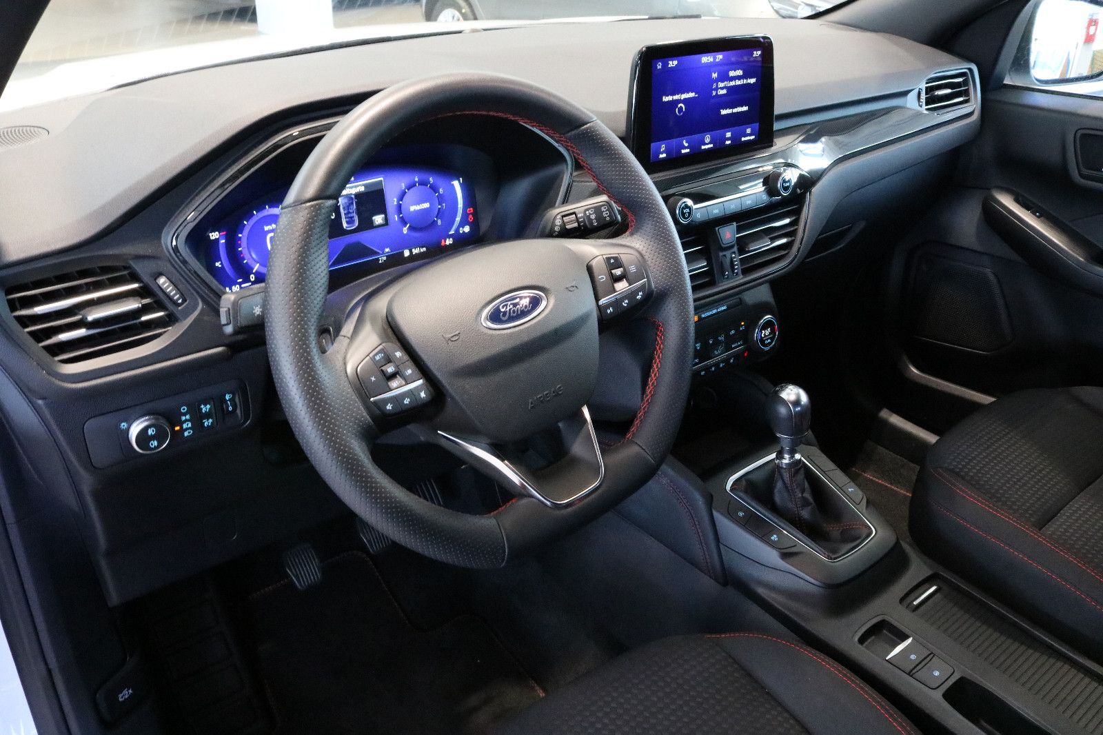 Fahrzeugabbildung Ford Kuga ST-Line 1,5 110 KW 150 PS   Winterpaket 2