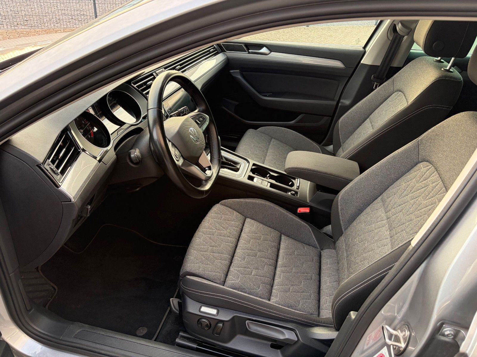 Fahrzeugabbildung Volkswagen Passat Variant Business 1.5 TSI Comfort DSG AHK