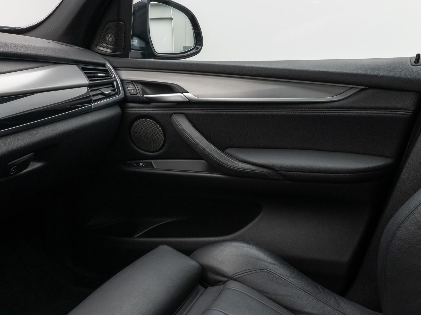 Fahrzeugabbildung BMW X5 M50d Kamera H/K NaviPro Xenon AHK Alarm