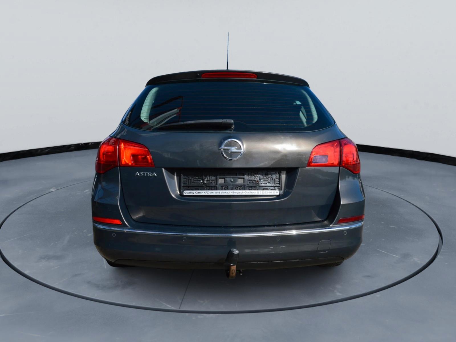 Opel Astra 2013 — interior