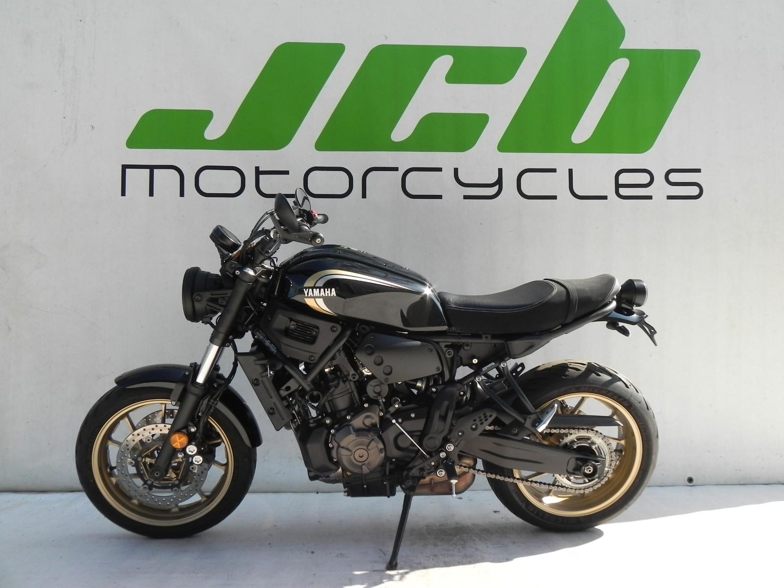 Yamaha XSR 700 Black 1 Hand