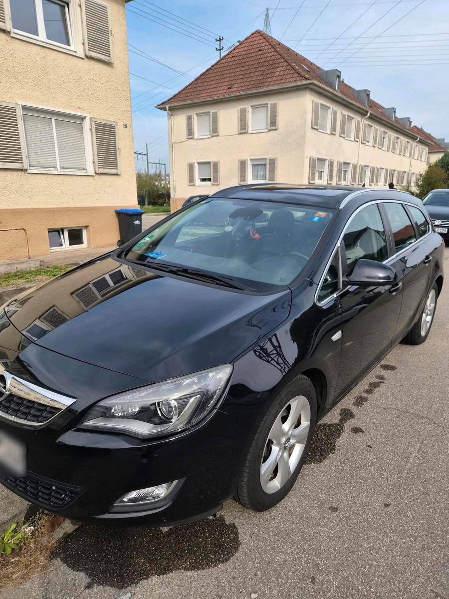 Opel Astra 2010 — rear view