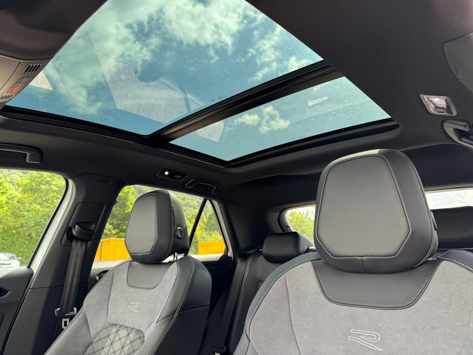 Fahrzeugabbildung Volkswagen T-Roc R-Line 1.5 TSI DSG AHK ACC