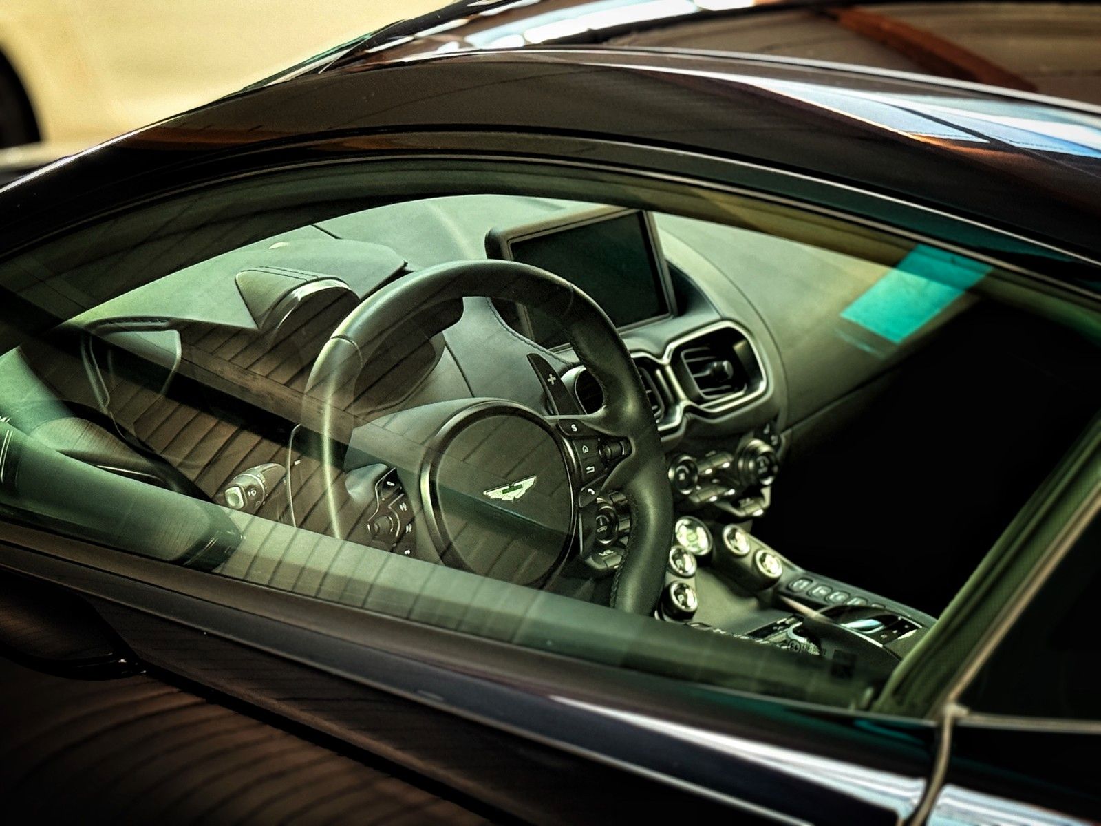 Fahrzeugabbildung Aston Martin V8 Vantage