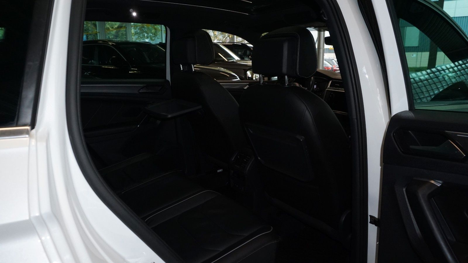 Fahrzeugabbildung Volkswagen Tiguan 4Motion R line *PANO*KAMERA*PERLMUTT*