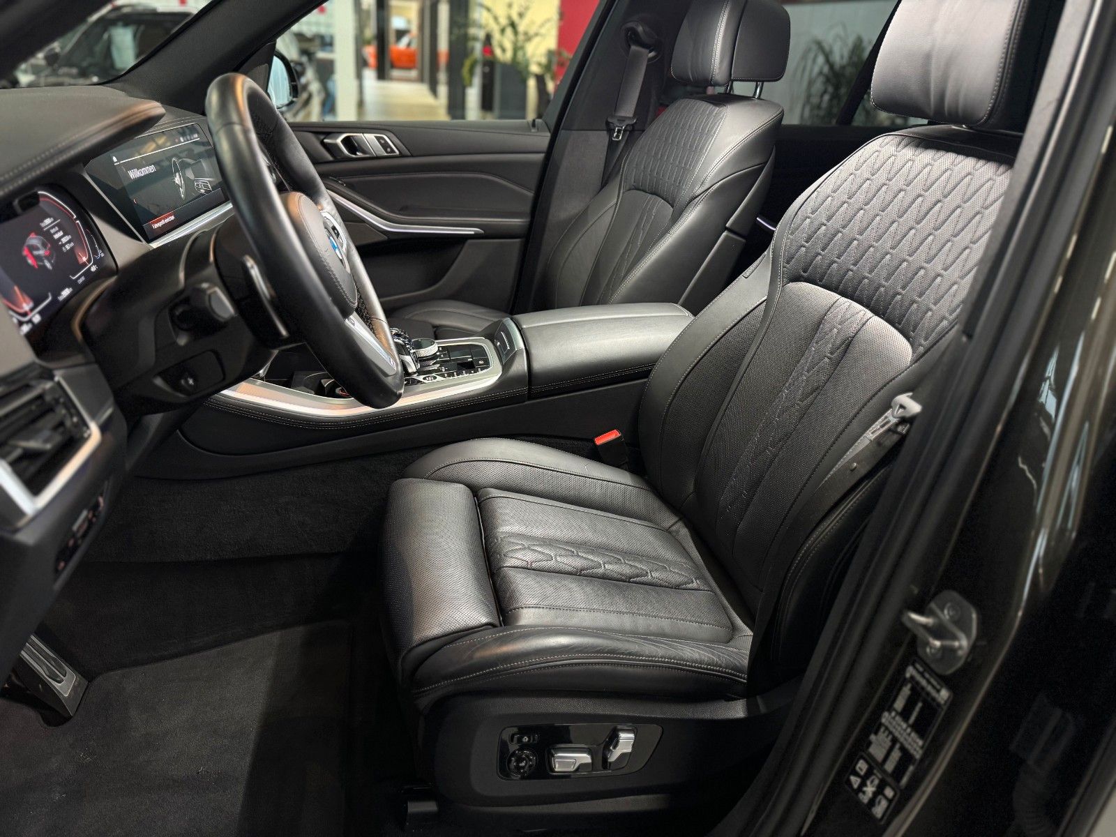 Fahrzeugabbildung BMW X5 xDrive 30d M-Sport "Driving As. Professional"